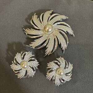 Sarah Coventry Vintage‎ Signed Silver Swirl With Pearl Brooch And Clip Earrings